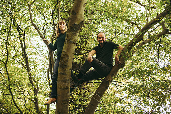 Annie und Volker klettern im Baum