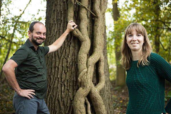 Volker und Annie vor einem Baum im Wald